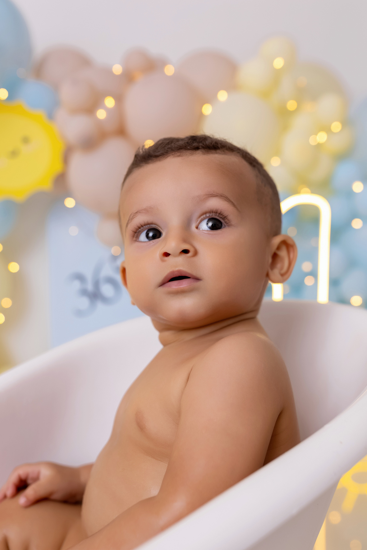 Bebê Heitor se divertindo com bolo no ensaio Smash the Cake de 1 ano em Caraguatatuba