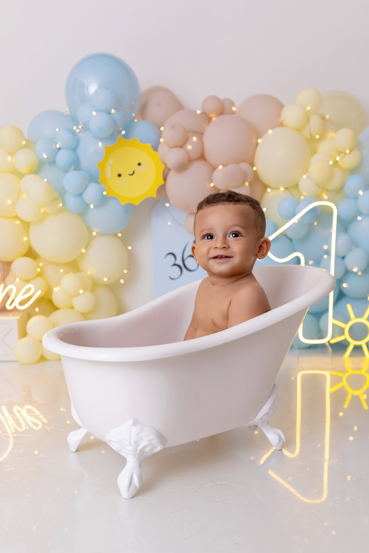 Bebê Heitor se divertindo com bolo no ensaio Smash the Cake de 1 ano em Caraguatatuba