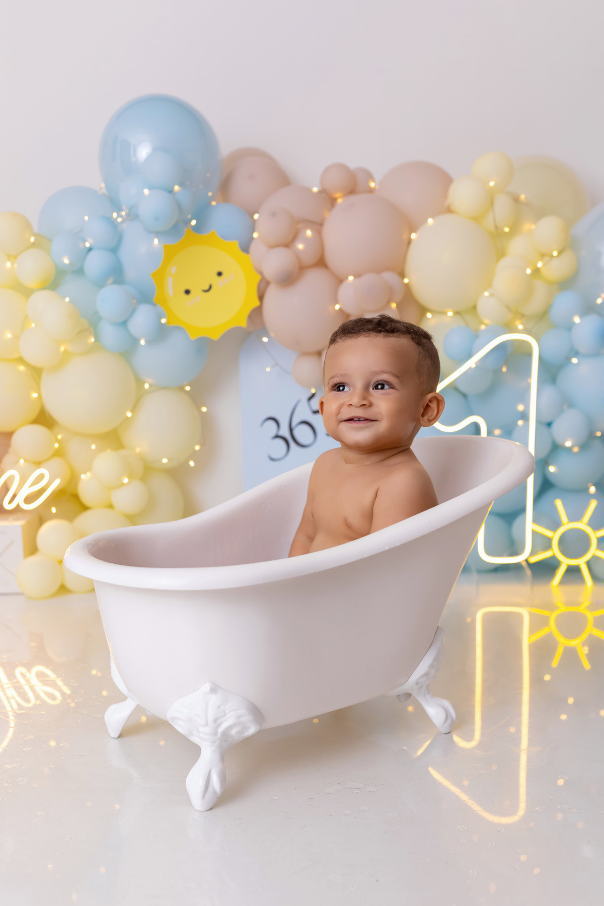 Bebê Heitor se divertindo com bolo no ensaio Smash the Cake de 1 ano em Caraguatatuba