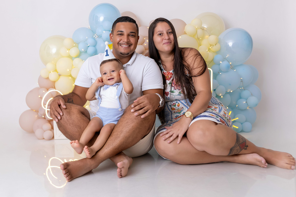 Ensaio de família com bebê de 1 ano em estúdio fotográfico em Caraguatatuba