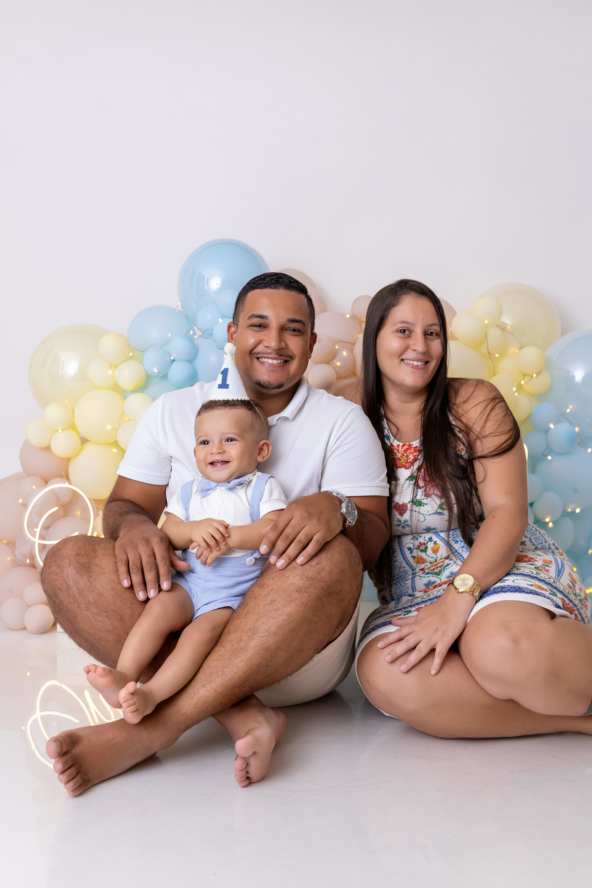 Ensaio de família com bebê de 1 ano em estúdio fotográfico em Caraguatatuba