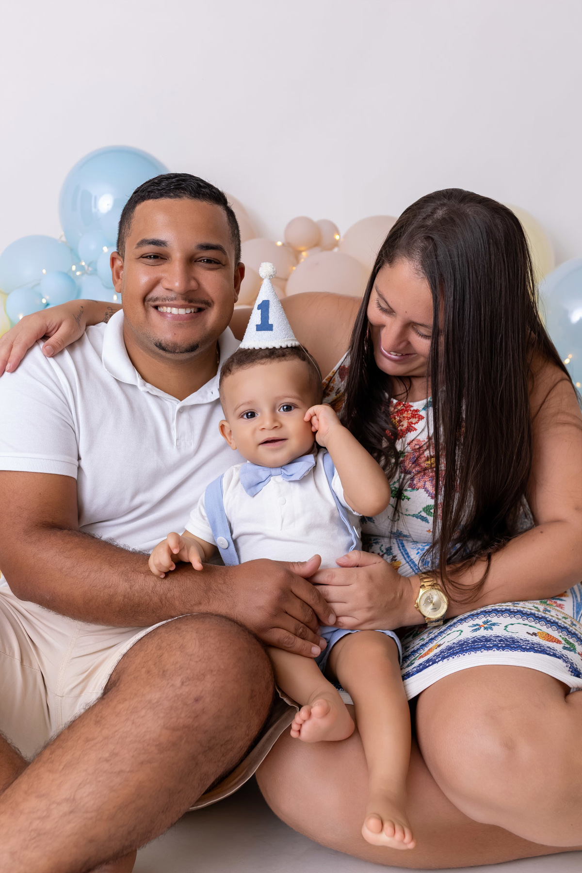 Ensaio de família com bebê de 1 ano em estúdio fotográfico em Caraguatatuba