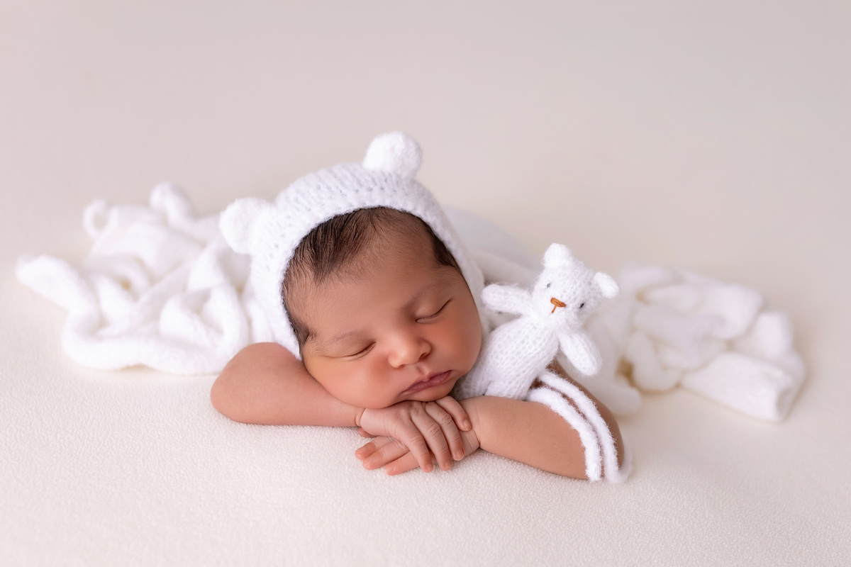 Bebê recém-nascido Bernardo dormindo com toquinha de urso branca no ensaio newborn do estúdio On Click Fotografia em Caraguatatuba