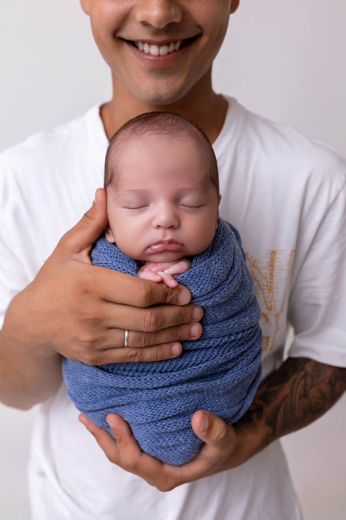 Bebê recém-nascido Levi enroladinho em tecido azul no baldinho durante ensaio newborn no estúdio On Click Fotografia em Caraguatatuba