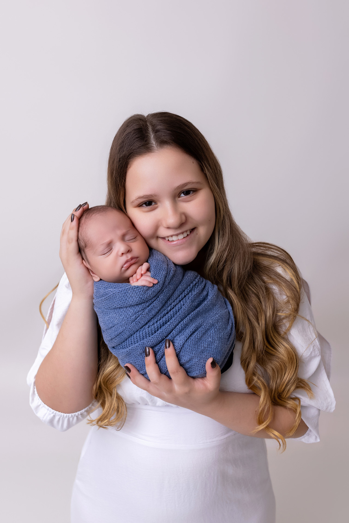Bebê recém-nascido Levi enroladinho em tecido azul no baldinho durante ensaio newborn no estúdio On Click Fotografia em Caraguatatuba