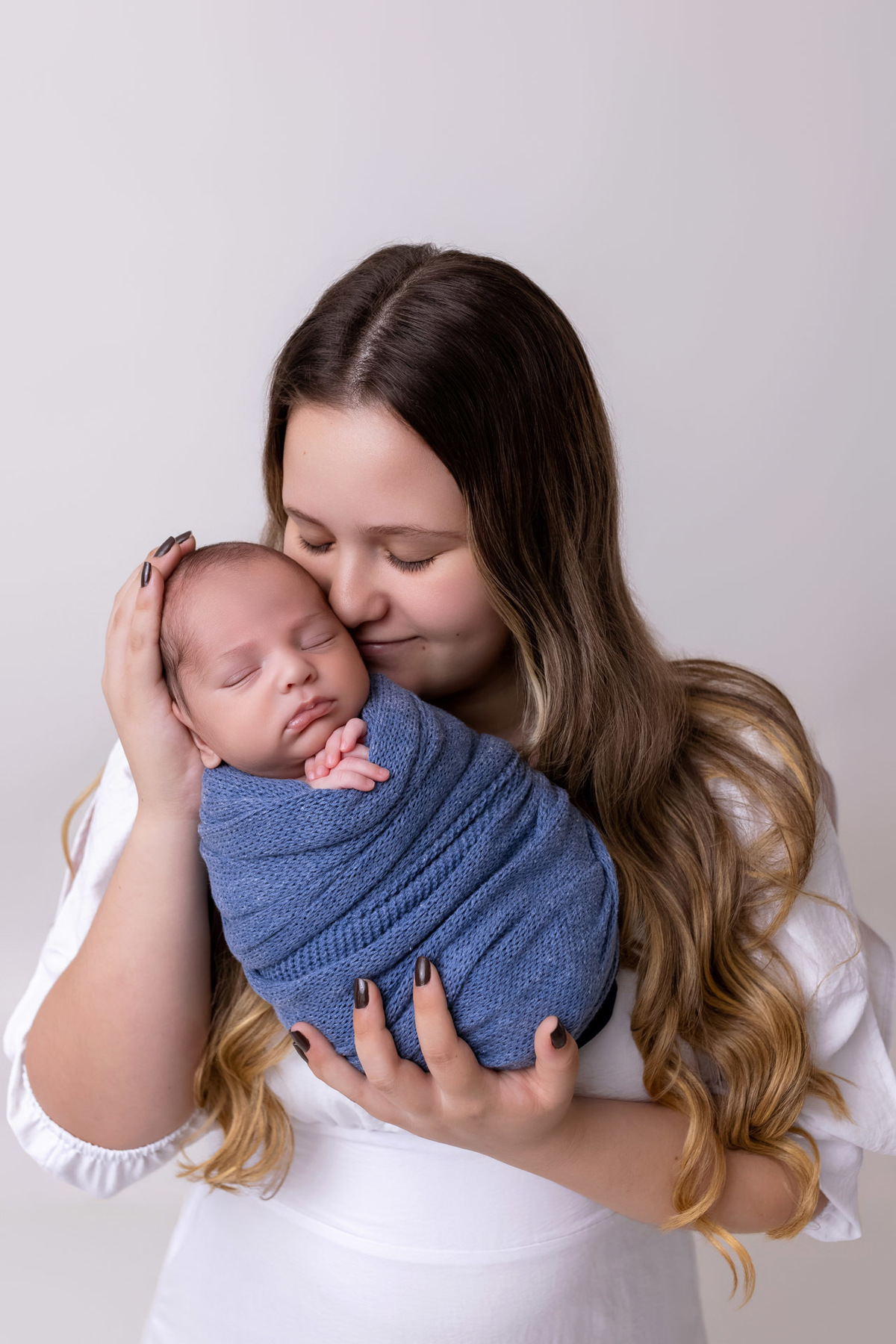 Bebê recém-nascido Levi enroladinho em tecido azul no baldinho durante ensaio newborn no estúdio On Click Fotografia em Caraguatatuba