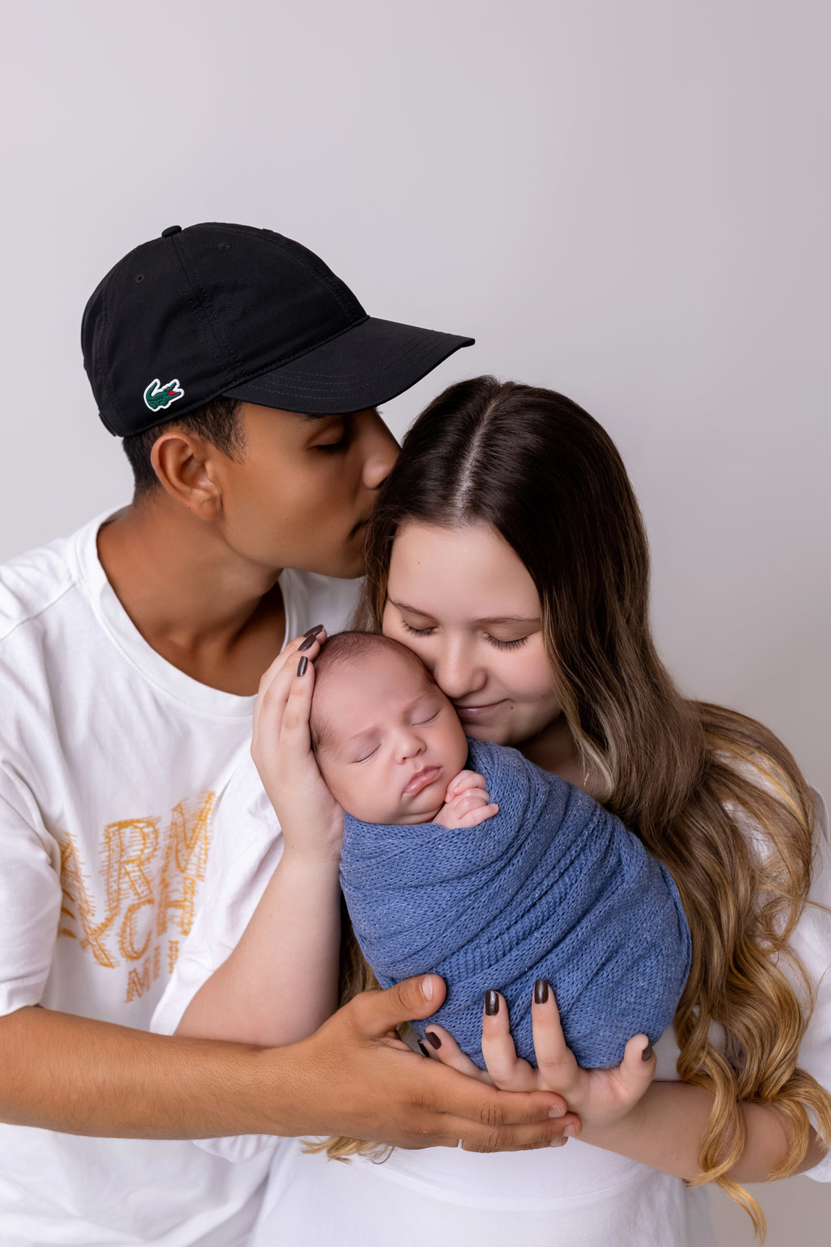 Bebê recém-nascido Levi enroladinho em tecido azul no baldinho durante ensaio newborn no estúdio On Click Fotografia em Caraguatatuba