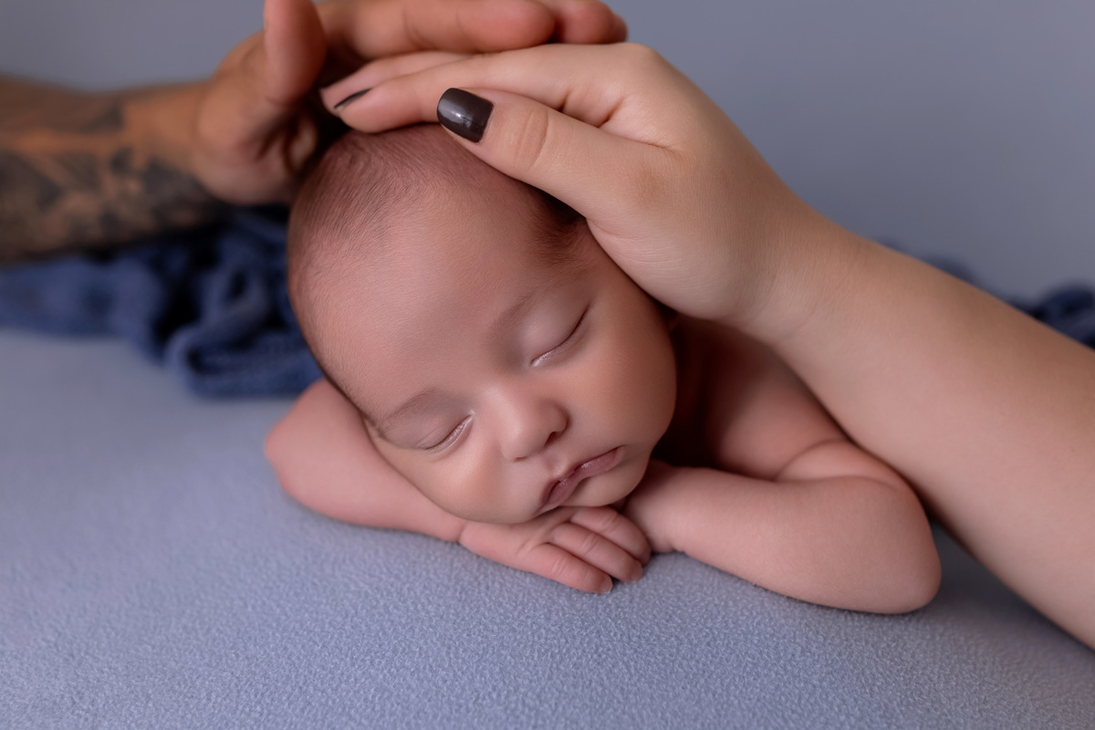 Bebê recém-nascido Levi enroladinho em tecido azul no baldinho durante ensaio newborn no estúdio On Click Fotografia em Caraguatatuba