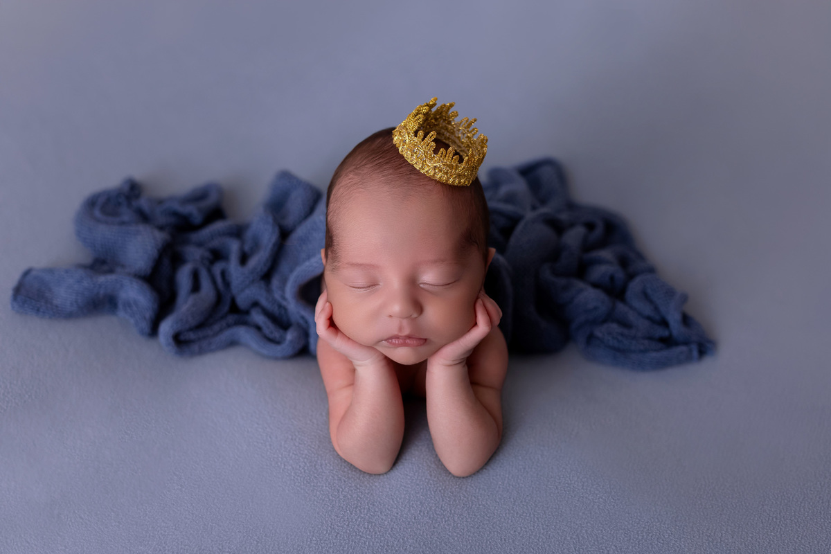 Bebê recém-nascido Levi enroladinho em tecido azul no baldinho durante ensaio newborn no estúdio On Click Fotografia em Caraguatatuba
