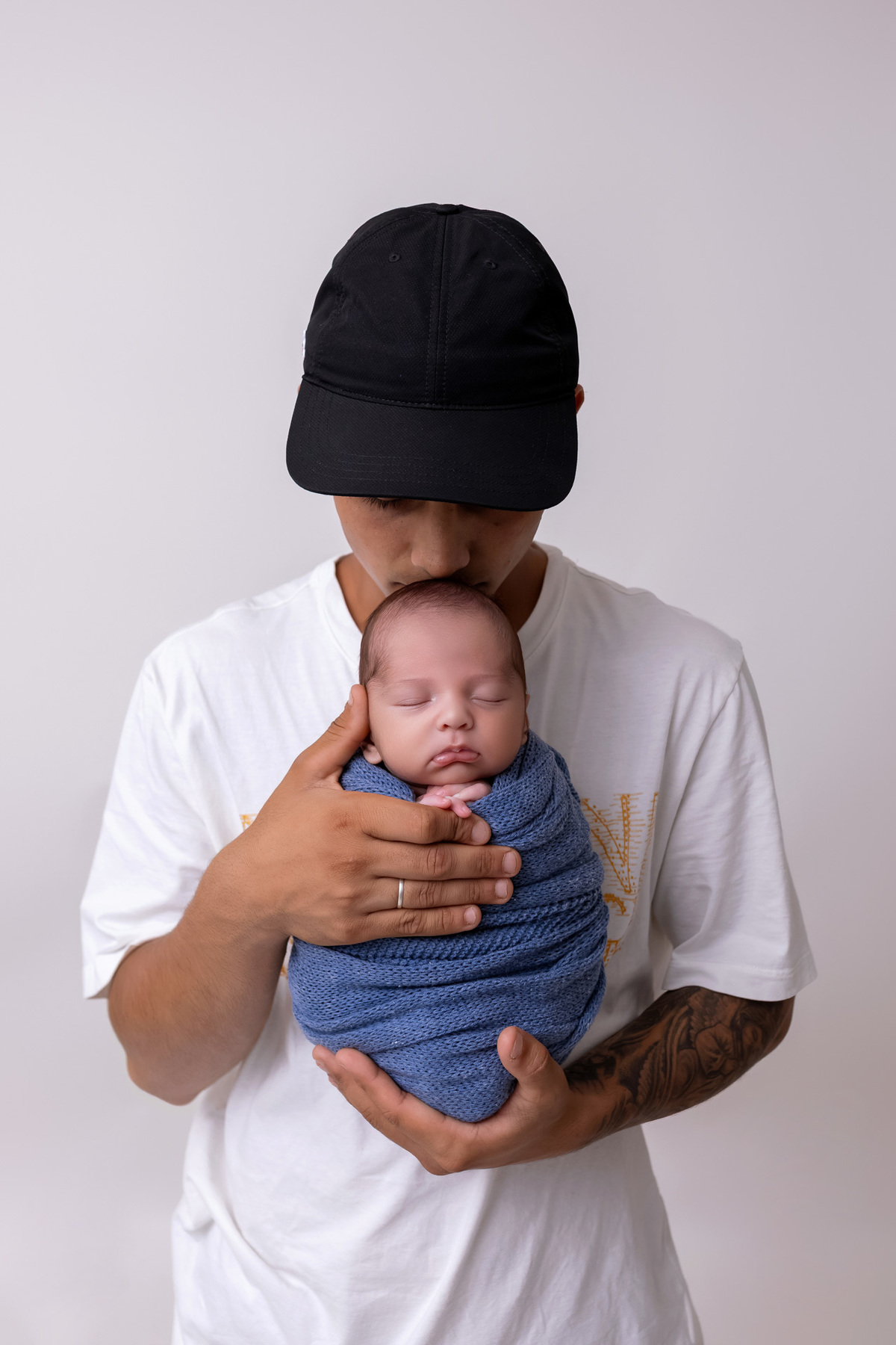 Bebê recém-nascido Levi enroladinho em tecido azul no baldinho durante ensaio newborn no estúdio On Click Fotografia em Caraguatatuba