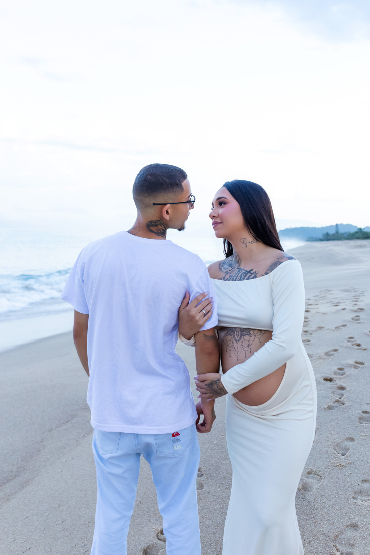 Gestante Letícia sorrindo na praia ao nascer do sol - Praia do Capricórnio - Caraguatatuba