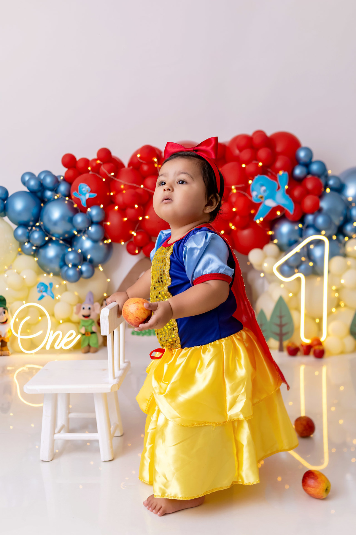 Bebê Maria José vestida de Branca de Neve sorrindo no ensaio Smash the Fruit - Smash the fruit Caragua