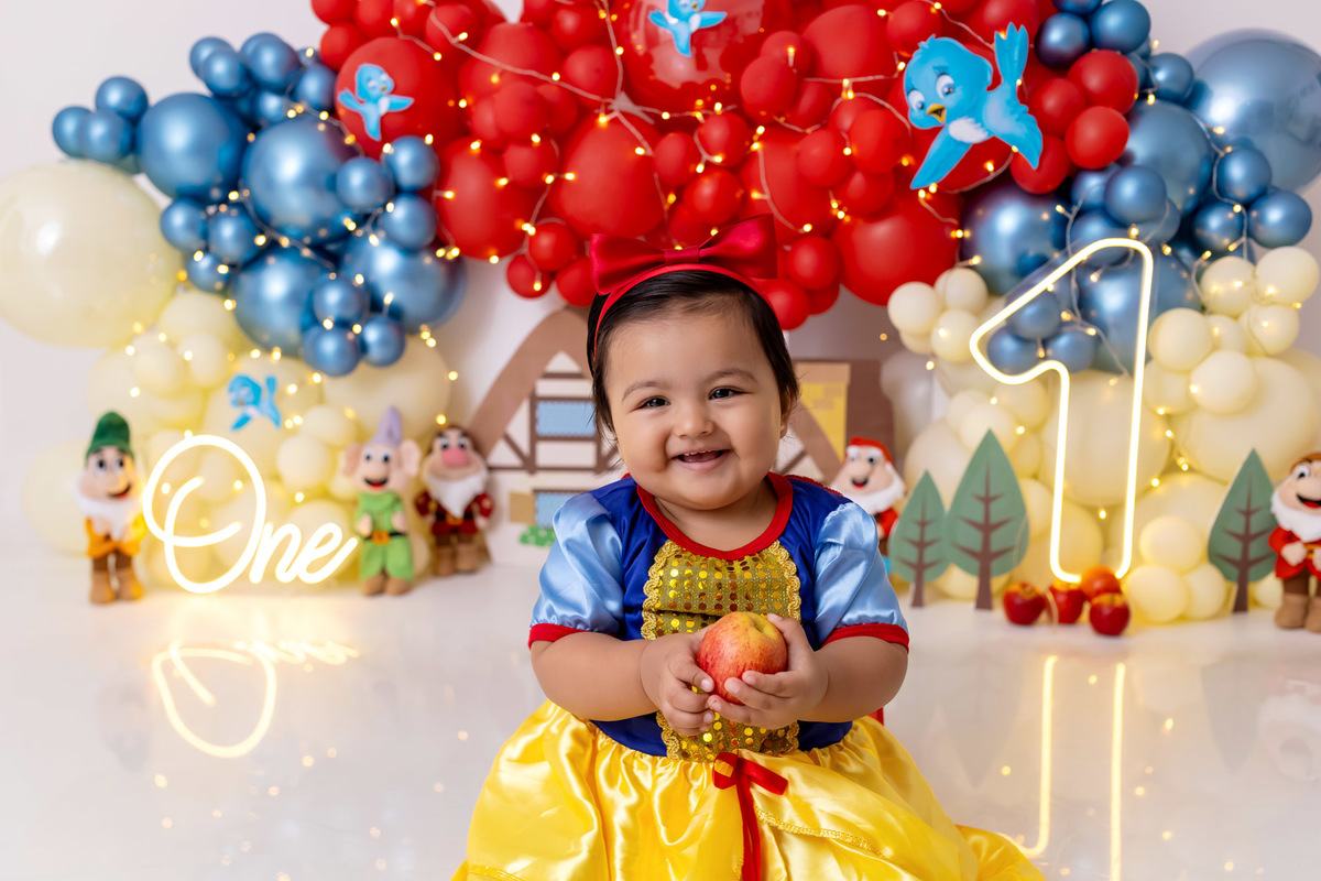 Bebê Maria José vestida de Branca de Neve sorrindo no ensaio Smash the Fruit - Smash the fruit Caragua