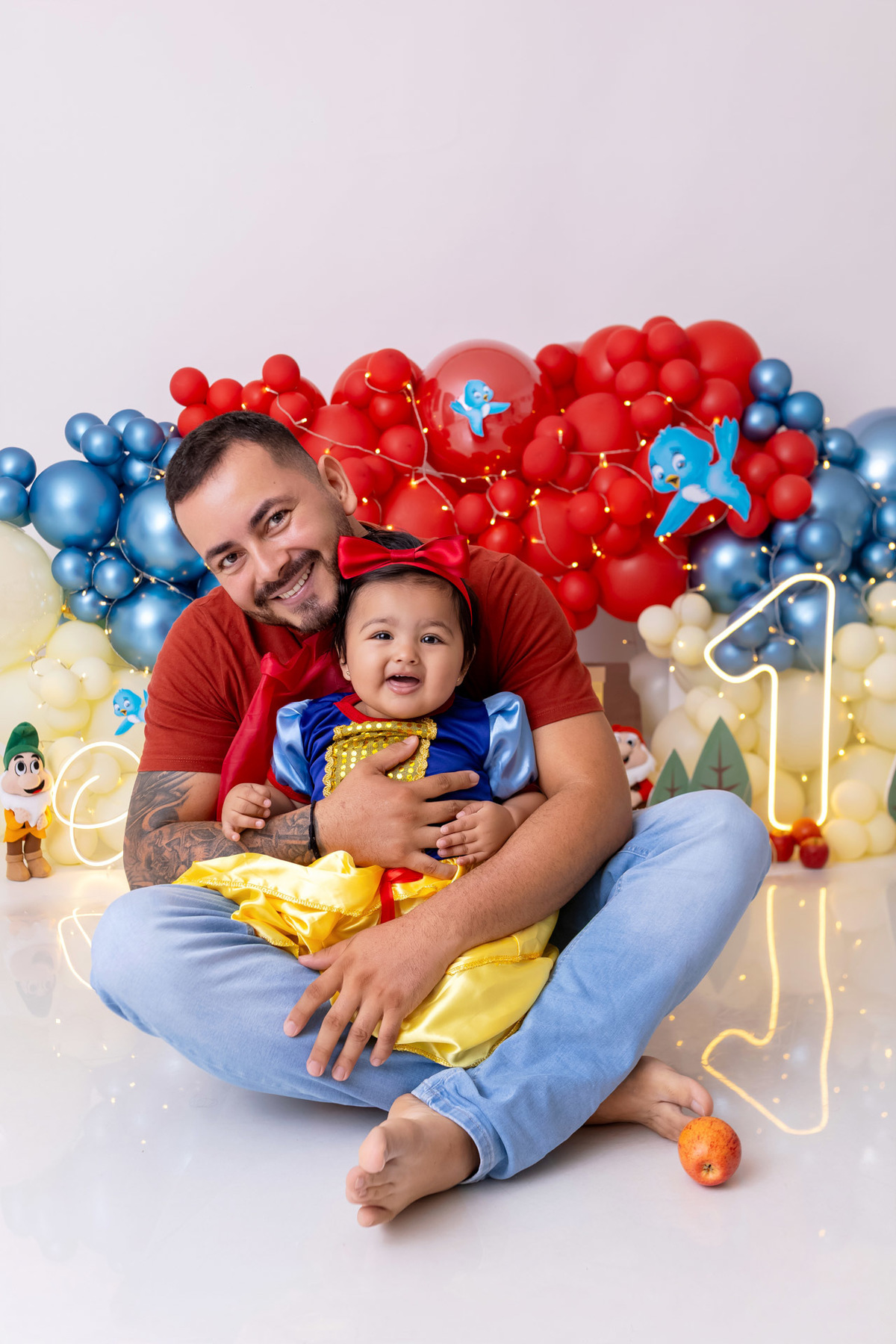 Bebê Maria José vestida de Branca de Neve sorrindo no ensaio Smash the Fruit - Smash the fruit Caragua