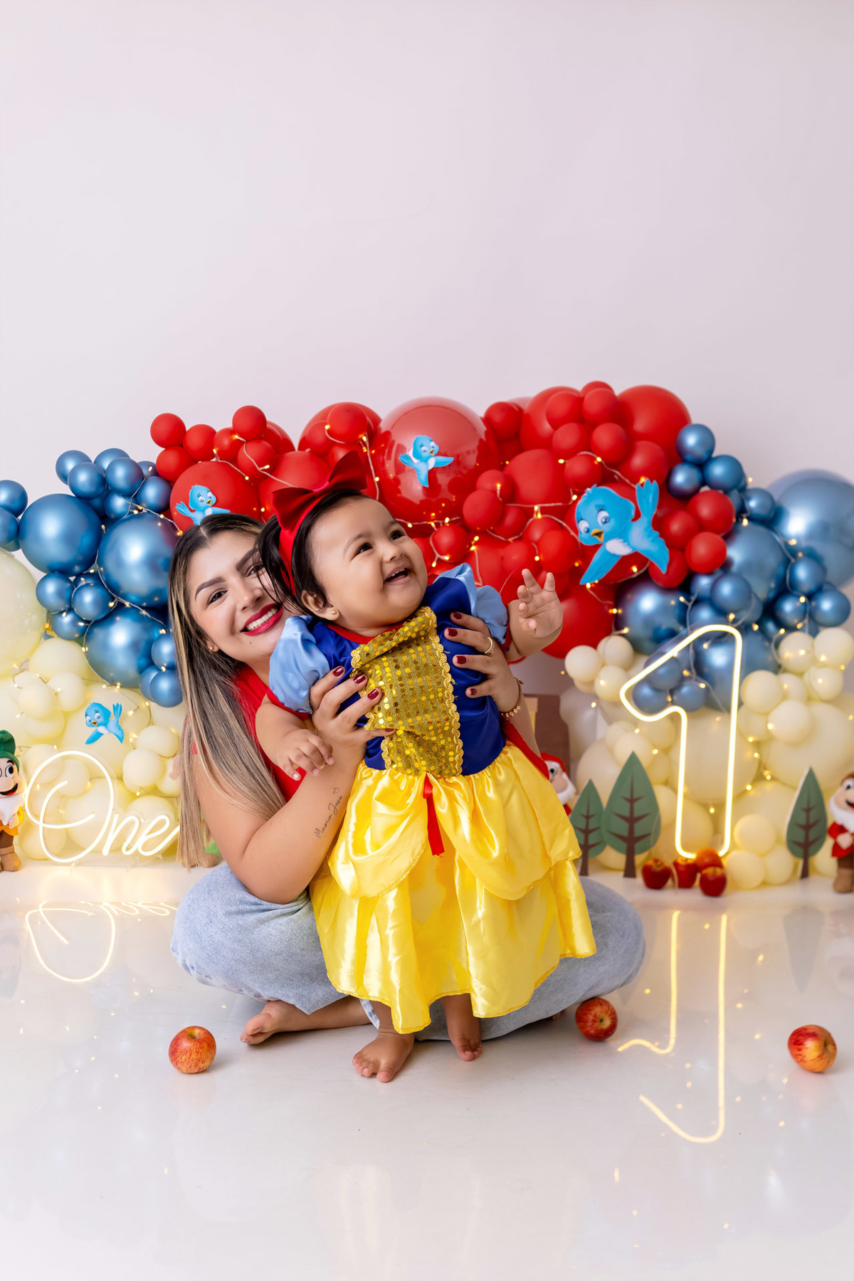 Bebê Maria José vestida de Branca de Neve sorrindo no ensaio Smash the Fruit - Smash the fruit Caragua