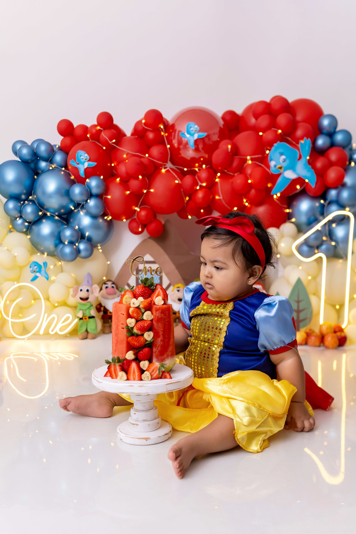 Bebê Maria José vestida de Branca de Neve sorrindo no ensaio Smash the Fruit - Smash the fruit Caragua