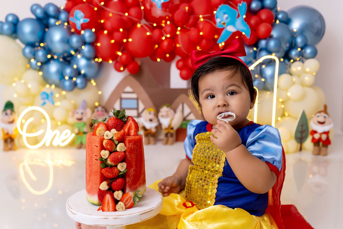 Bebê Maria José vestida de Branca de Neve sorrindo no ensaio Smash the Fruit - Smash the fruit Caragua