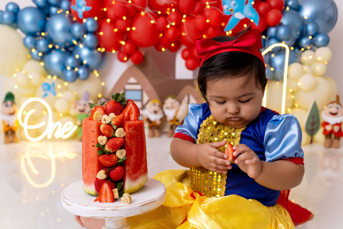Bebê Maria José vestida de Branca de Neve sorrindo no ensaio Smash the Fruit - Smash the fruit Caragua