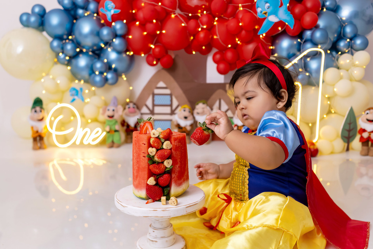 Bebê Maria José vestida de Branca de Neve sorrindo no ensaio Smash the Fruit - Smash the fruit Caragua