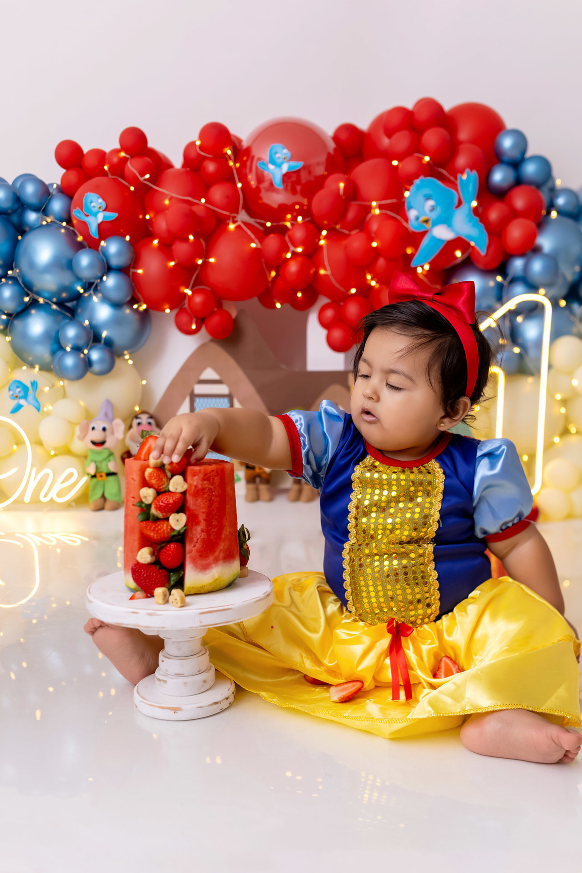 Bebê Maria José vestida de Branca de Neve sorrindo no ensaio Smash the Fruit - Smash the fruit Caragua