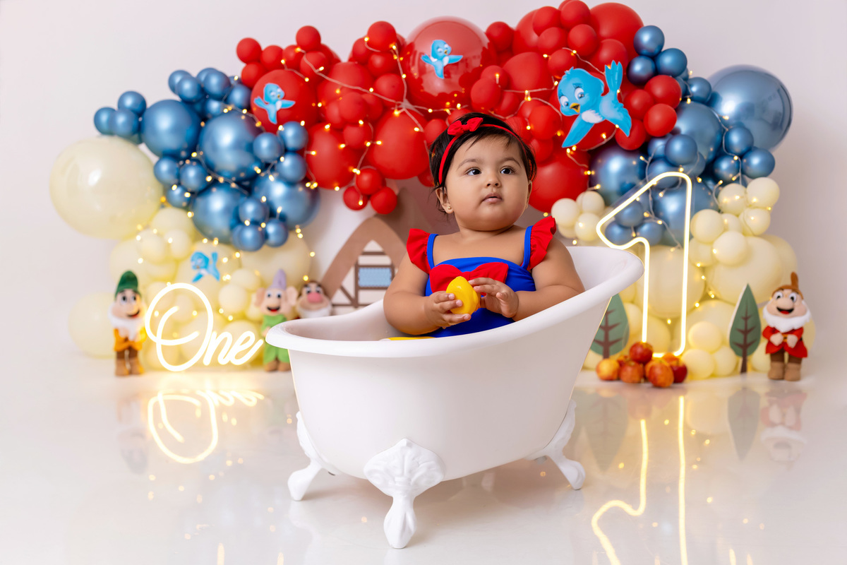 Bebê Maria José vestida de Branca de Neve sorrindo no ensaio Smash the Fruit - Smash the fruit Caragua