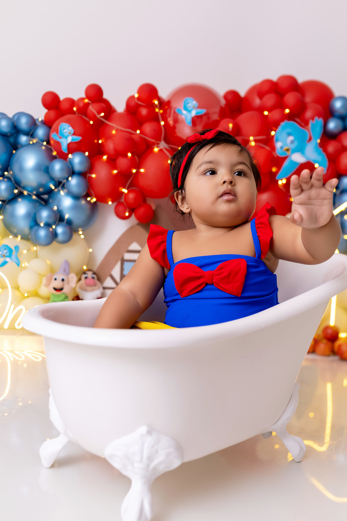 Bebê Maria José vestida de Branca de Neve sorrindo no ensaio Smash the Fruit - Smash the fruit Caragua