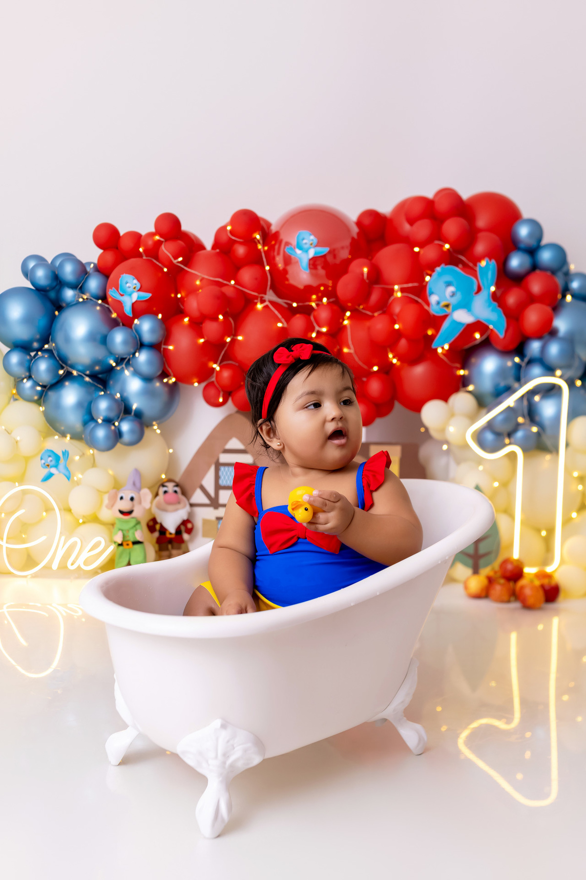 Bebê Maria José vestida de Branca de Neve sorrindo no ensaio Smash the Fruit - Smash the fruit Caragua