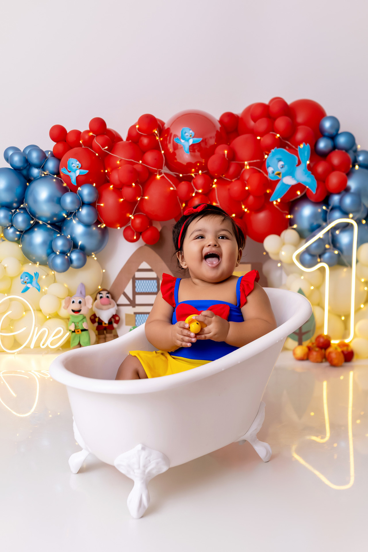 Bebê Maria José vestida de Branca de Neve sorrindo no ensaio Smash the Fruit - Smash the fruit Caragua