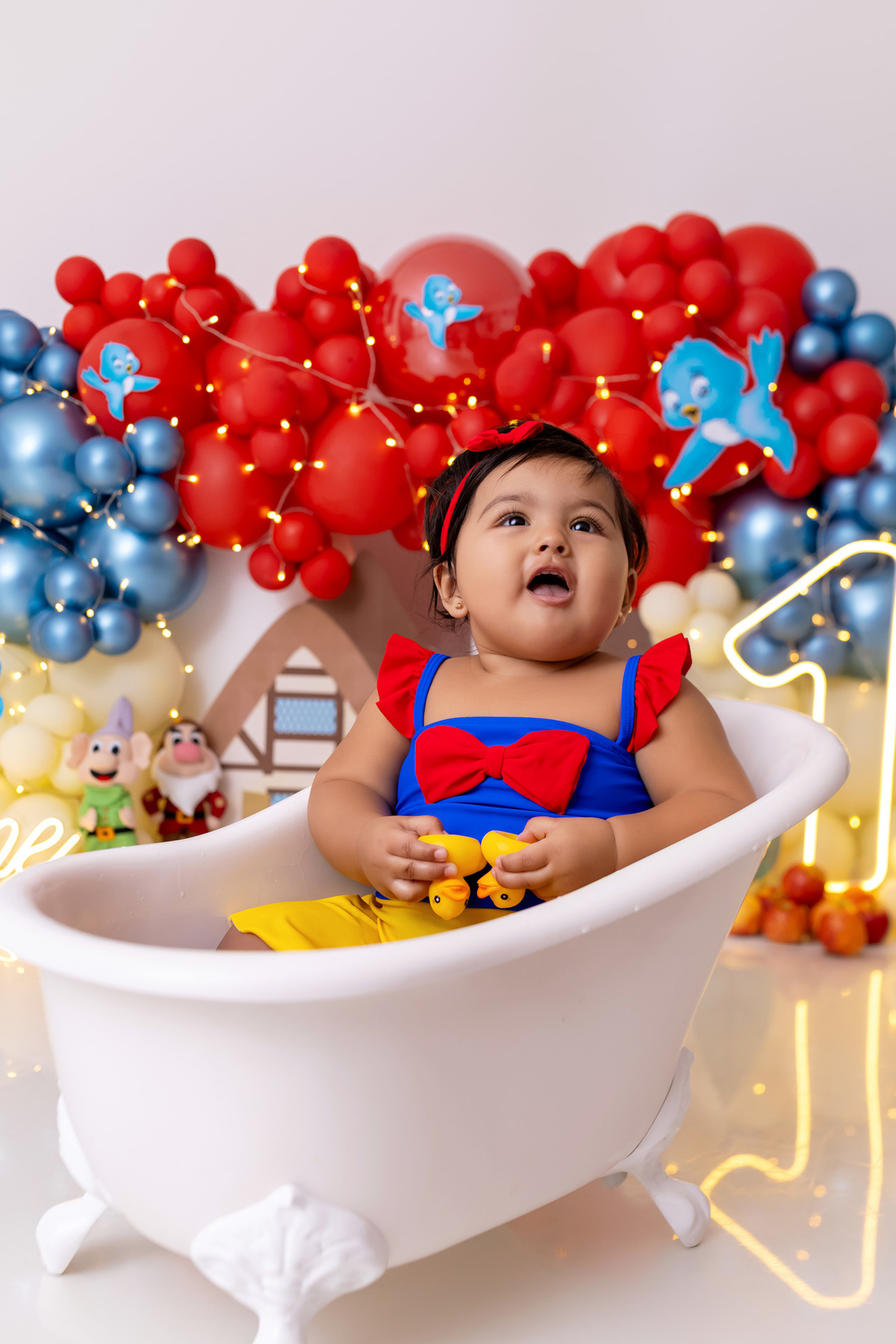 Bebê Maria José vestida de Branca de Neve sorrindo no ensaio Smash the Fruit - Smash the fruit Caragua