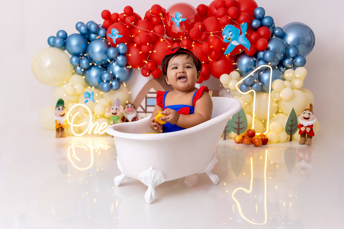 Bebê Maria José vestida de Branca de Neve sorrindo no ensaio Smash the Fruit - Smash the fruit Caragua