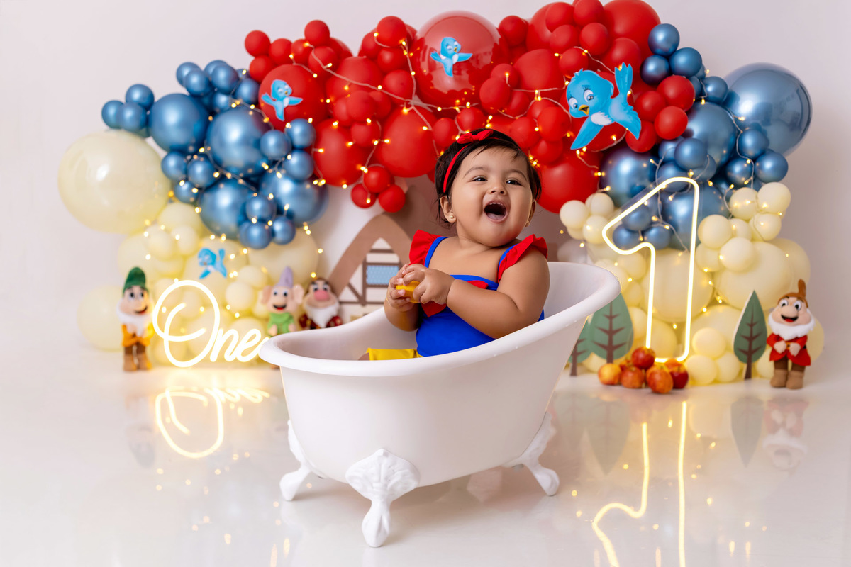 Bebê Maria José vestida de Branca de Neve sorrindo no ensaio Smash the Fruit - Smash the fruit Caragua