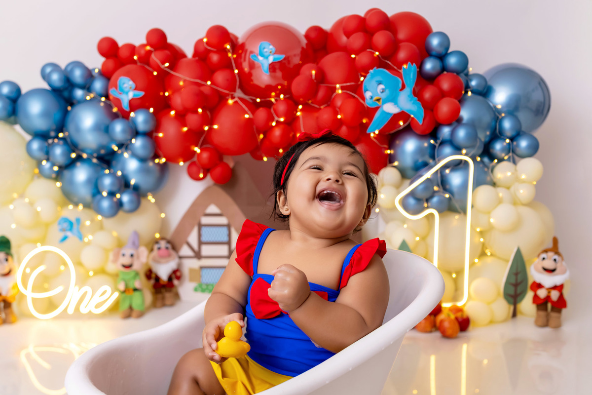 Bebê Maria José vestida de Branca de Neve sorrindo no ensaio Smash the Fruit - Smash the fruit Caragua