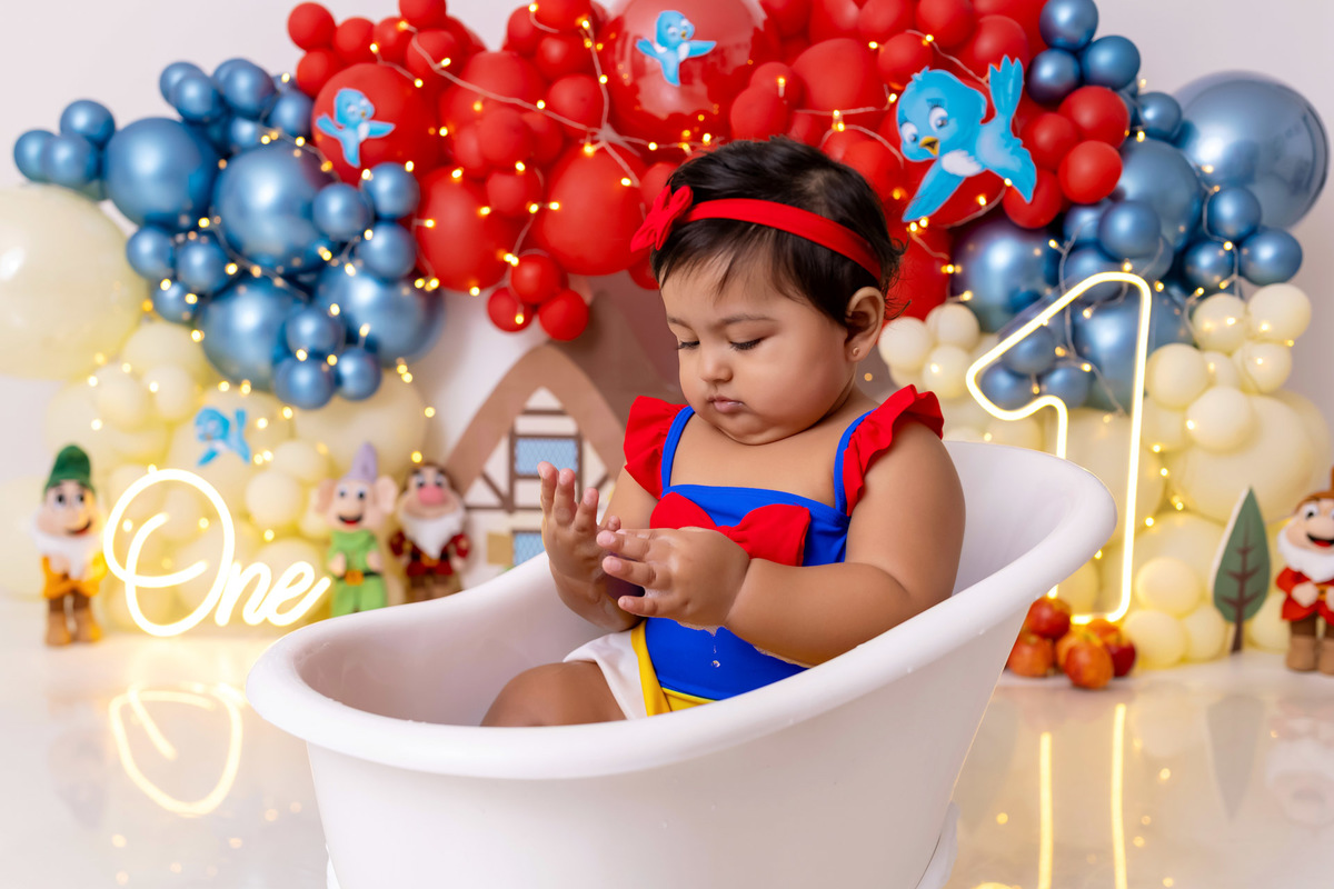 Bebê Maria José vestida de Branca de Neve sorrindo no ensaio Smash the Fruit - Smash the fruit Caragua