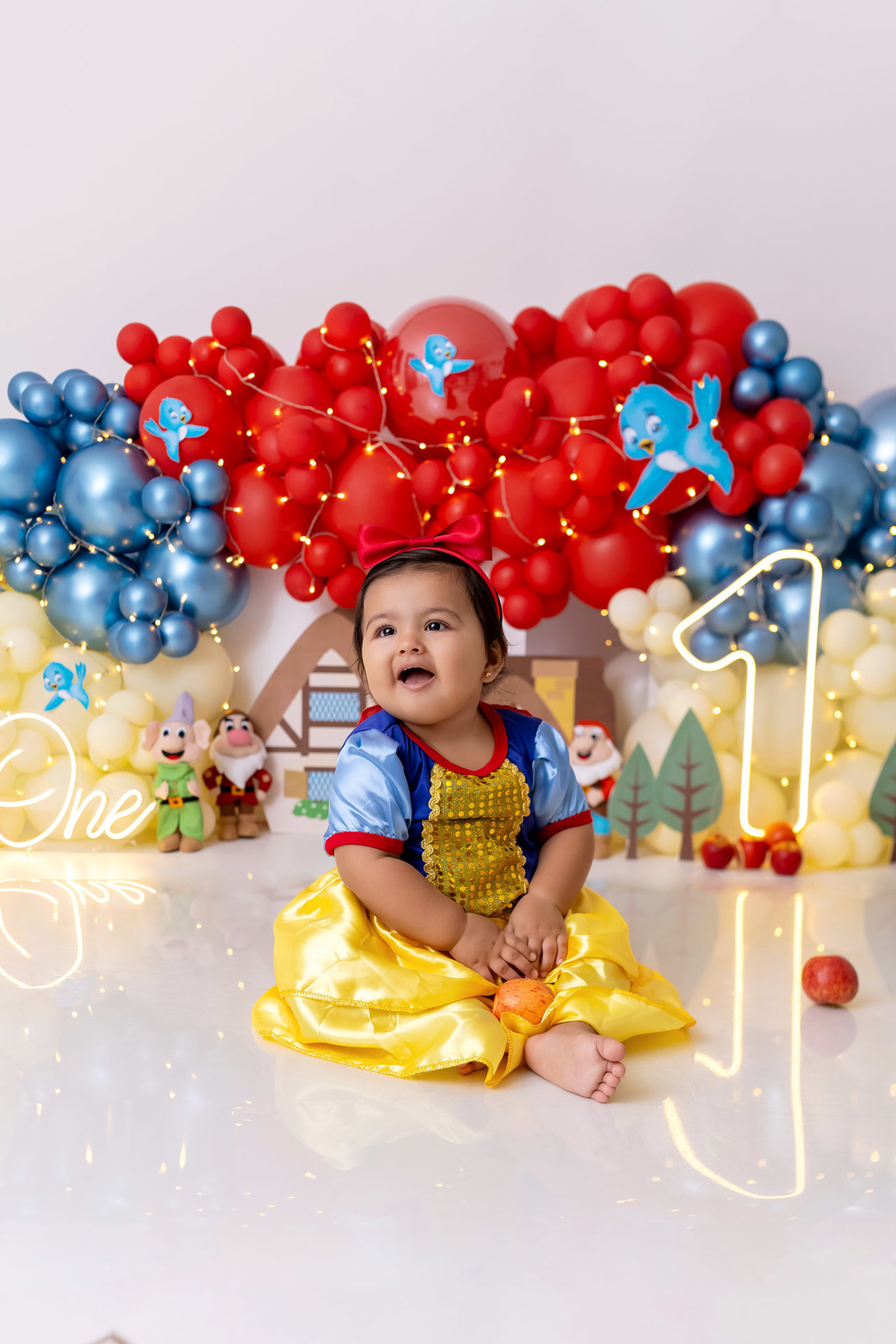 Bebê Maria José vestida de Branca de Neve sorrindo no ensaio Smash the Fruit - Smash the fruit Caragua