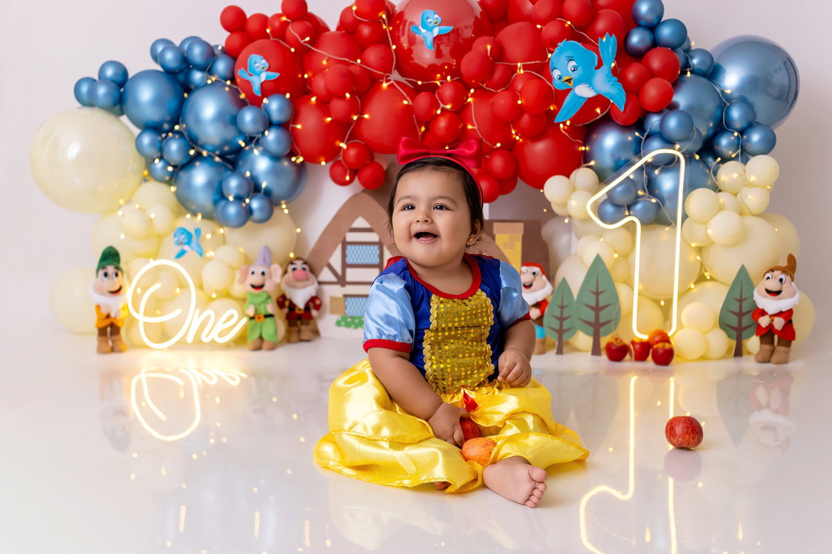 Bebê Maria José vestida de Branca de Neve sorrindo no ensaio Smash the Fruit - Smash the fruit Caragua