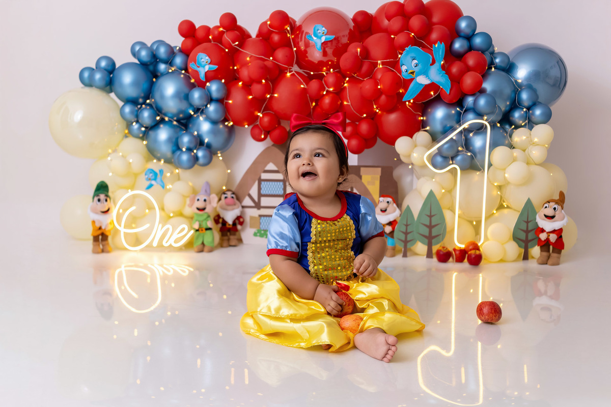 Bebê Maria José vestida de Branca de Neve sorrindo no ensaio Smash the Fruit - Smash the fruit Caragua