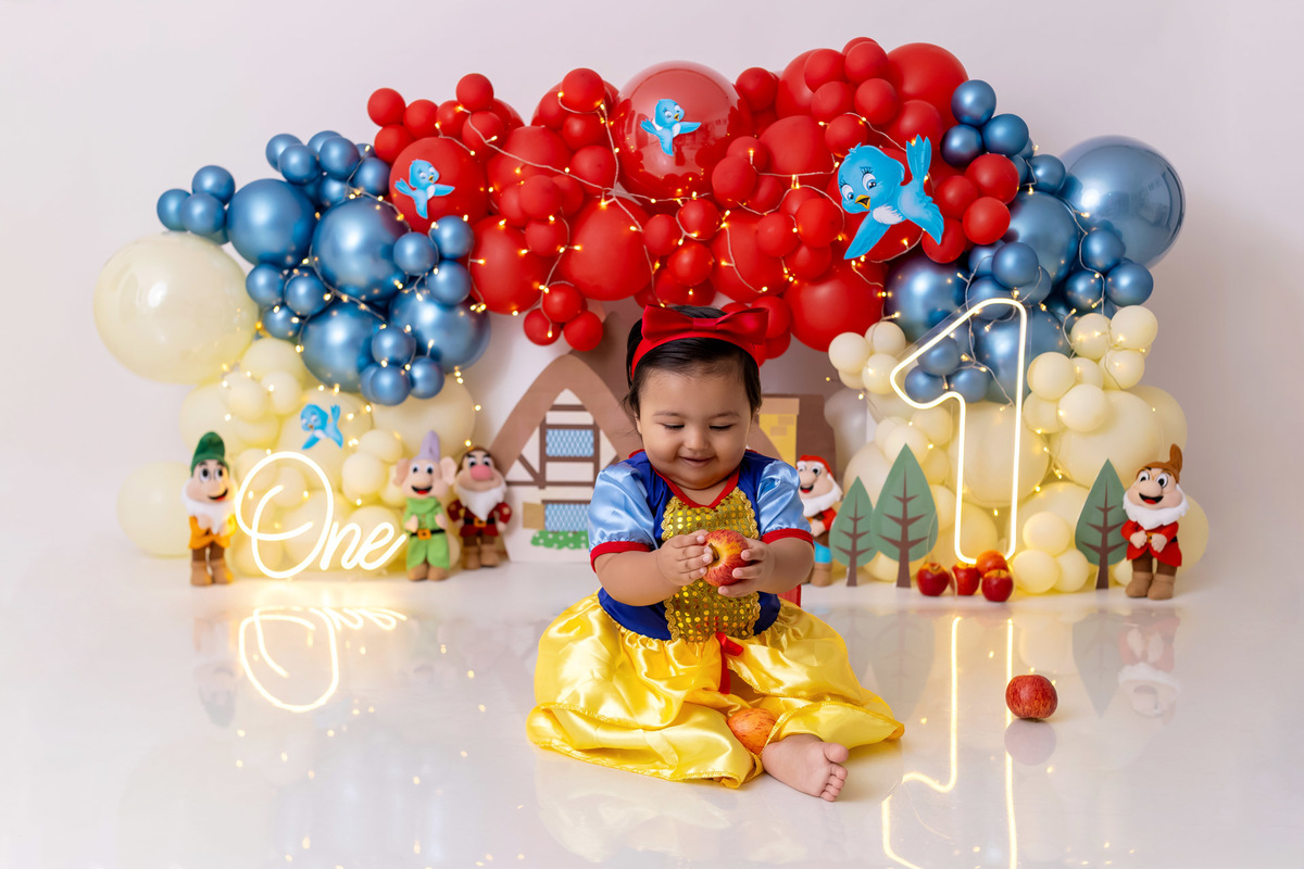 Bebê Maria José vestida de Branca de Neve sorrindo no ensaio Smash the Fruit - Smash the fruit Caragua