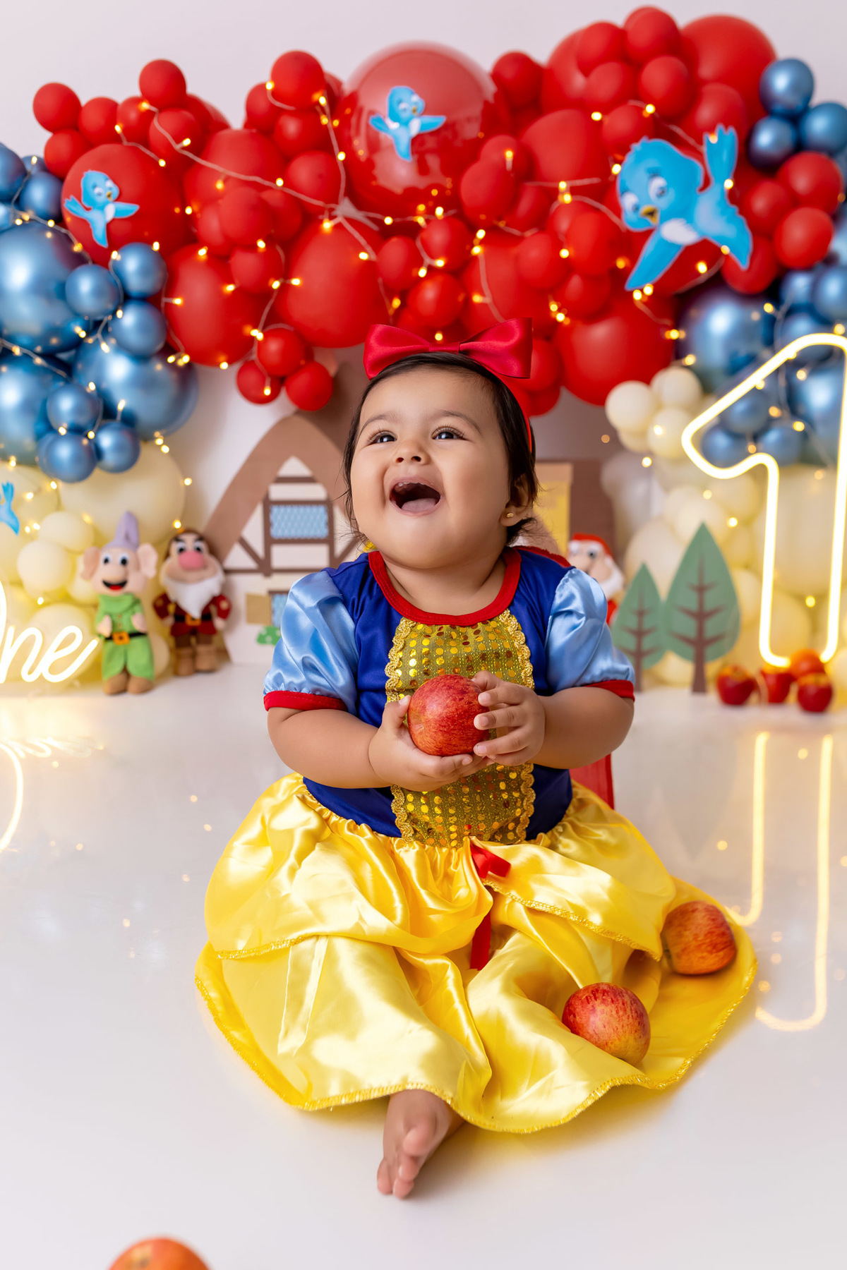 Bebê Maria José vestida de Branca de Neve sorrindo no ensaio Smash the Fruit - Smash the fruit Caragua