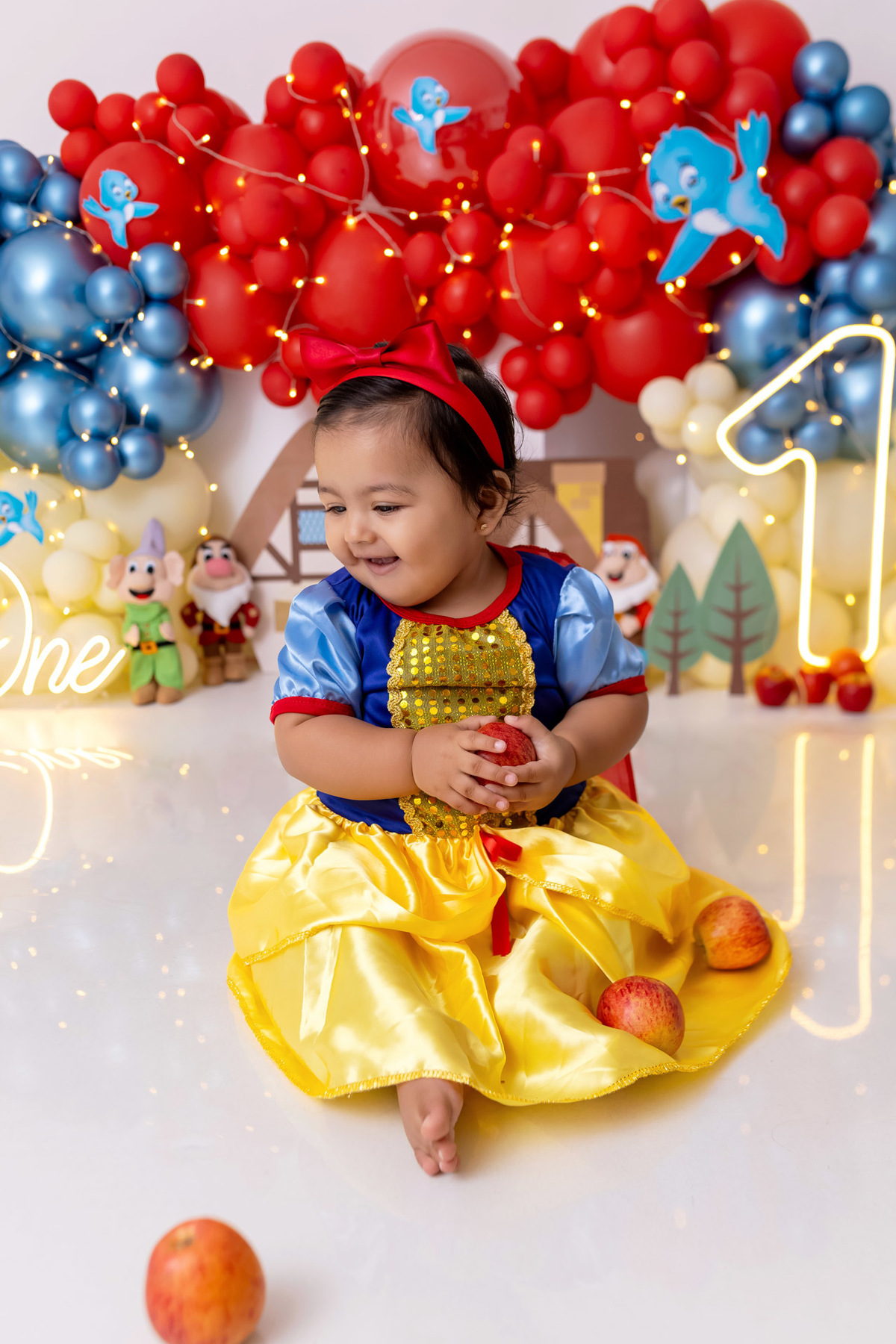 Bebê Maria José vestida de Branca de Neve sorrindo no ensaio Smash the Fruit - Smash the fruit Caragua