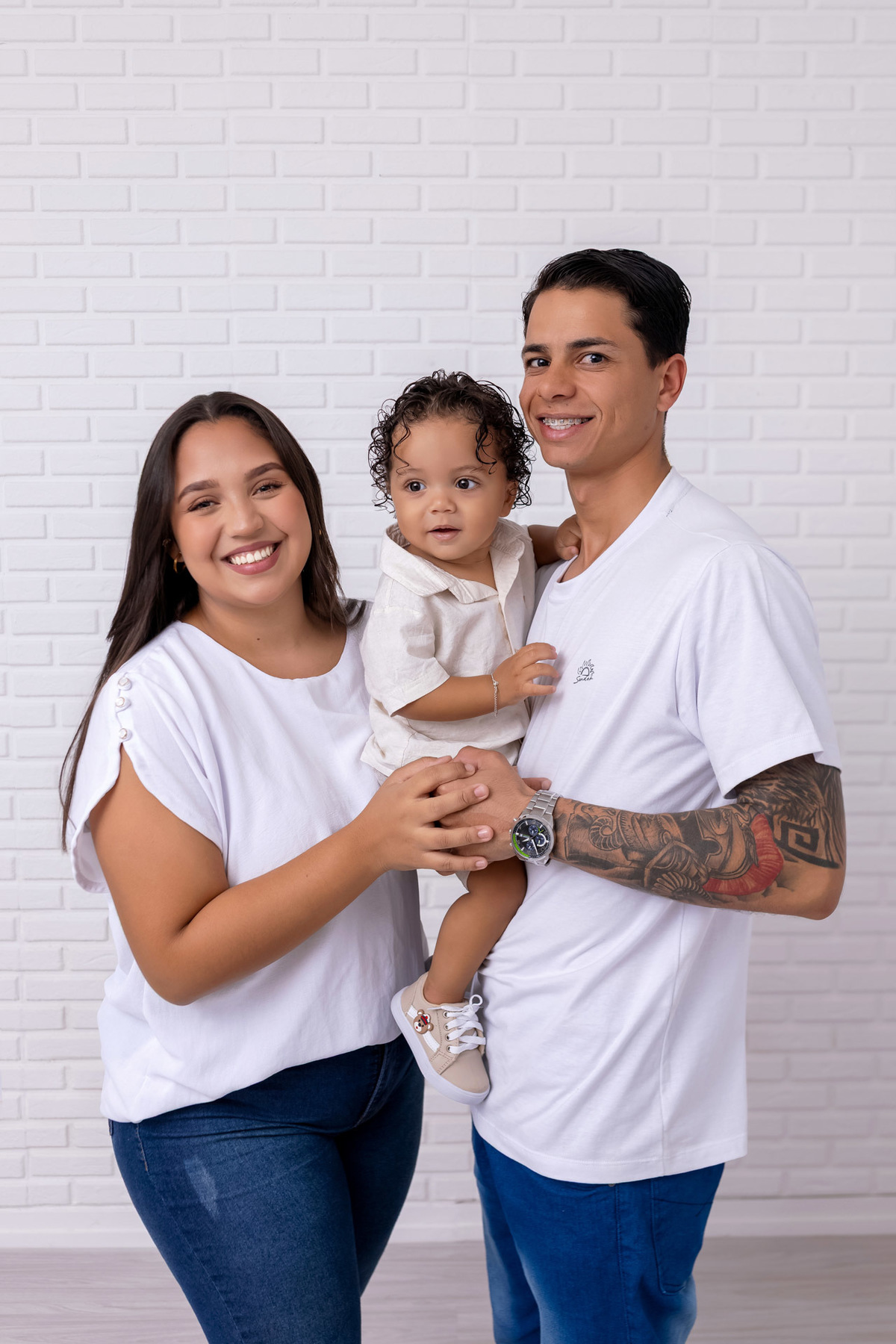 Bebê Arthur sorrindo no ensaio smash the cake tema baby dinossauro no estúdio On Click Fotografia em Caraguatatuba