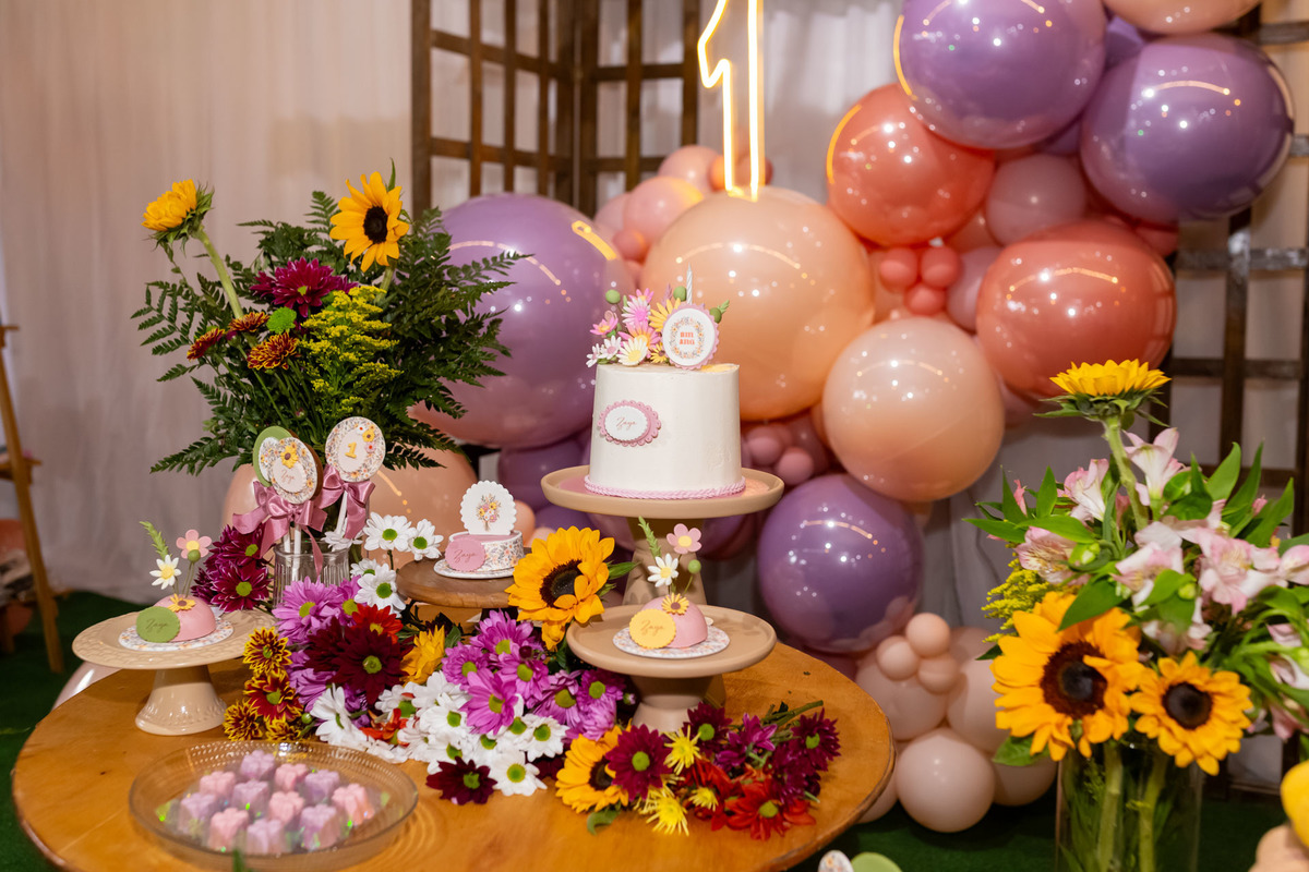 Cobertura de aniversário de 1 ano tema Jardim Encantado da Zaya no Buffet Magnific em Caraguatatuba registrado pela On Click Fotografia