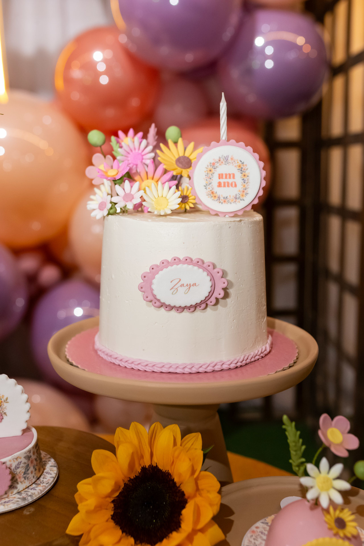 Cobertura de aniversário de 1 ano tema Jardim Encantado da Zaya no Buffet Magnific em Caraguatatuba registrado pela On Click Fotografia