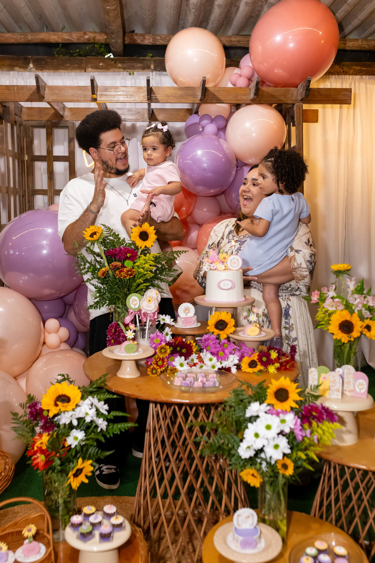 Cobertura de aniversário de 1 ano tema Jardim Encantado da Zaya no Buffet Magnific em Caraguatatuba registrado pela On Click Fotografia
