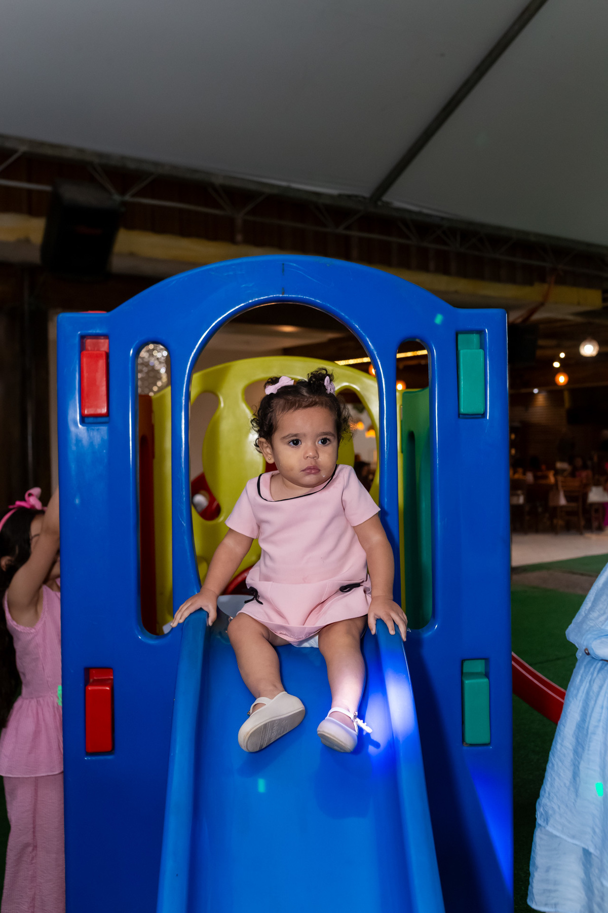 Cobertura de aniversário de 1 ano tema Jardim Encantado da Zaya no Buffet Magnific em Caraguatatuba registrado pela On Click Fotografia