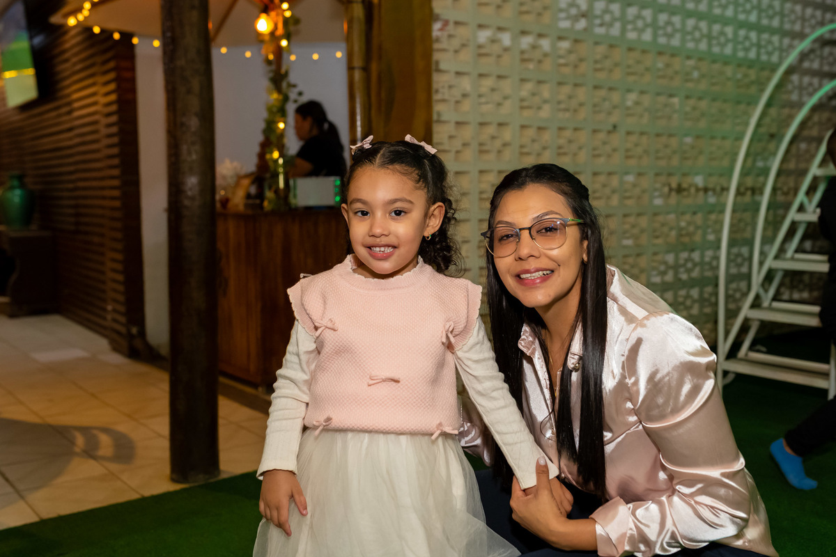 Aniversariante Beatriz vestida de bailarina comemorando seu aniversário de 5 anos no Buffet Magnific em Caraguatatuba registrado pela On Click Fotografia