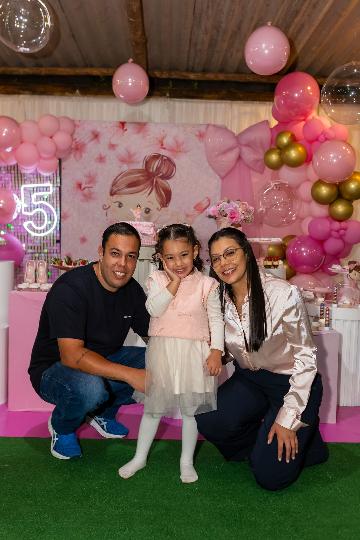 Aniversariante Beatriz vestida de bailarina comemorando seu aniversário de 5 anos no Buffet Magnific em Caraguatatuba registrado pela On Click Fotografia
