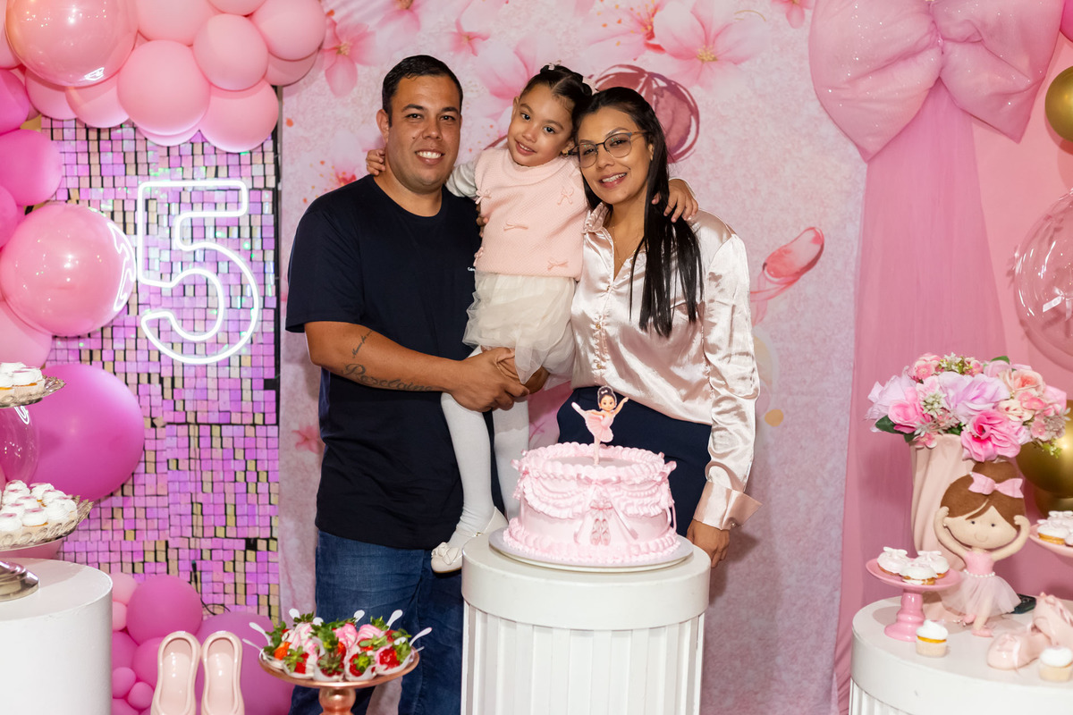 Aniversariante Beatriz vestida de bailarina comemorando seu aniversário de 5 anos no Buffet Magnific em Caraguatatuba registrado pela On Click Fotografia
