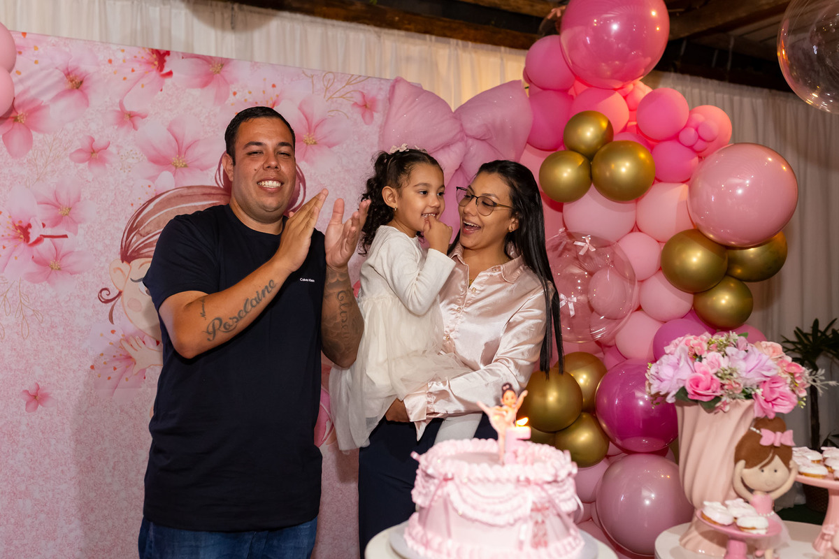 Aniversariante Beatriz vestida de bailarina comemorando seu aniversário de 5 anos no Buffet Magnific em Caraguatatuba registrado pela On Click Fotografia
