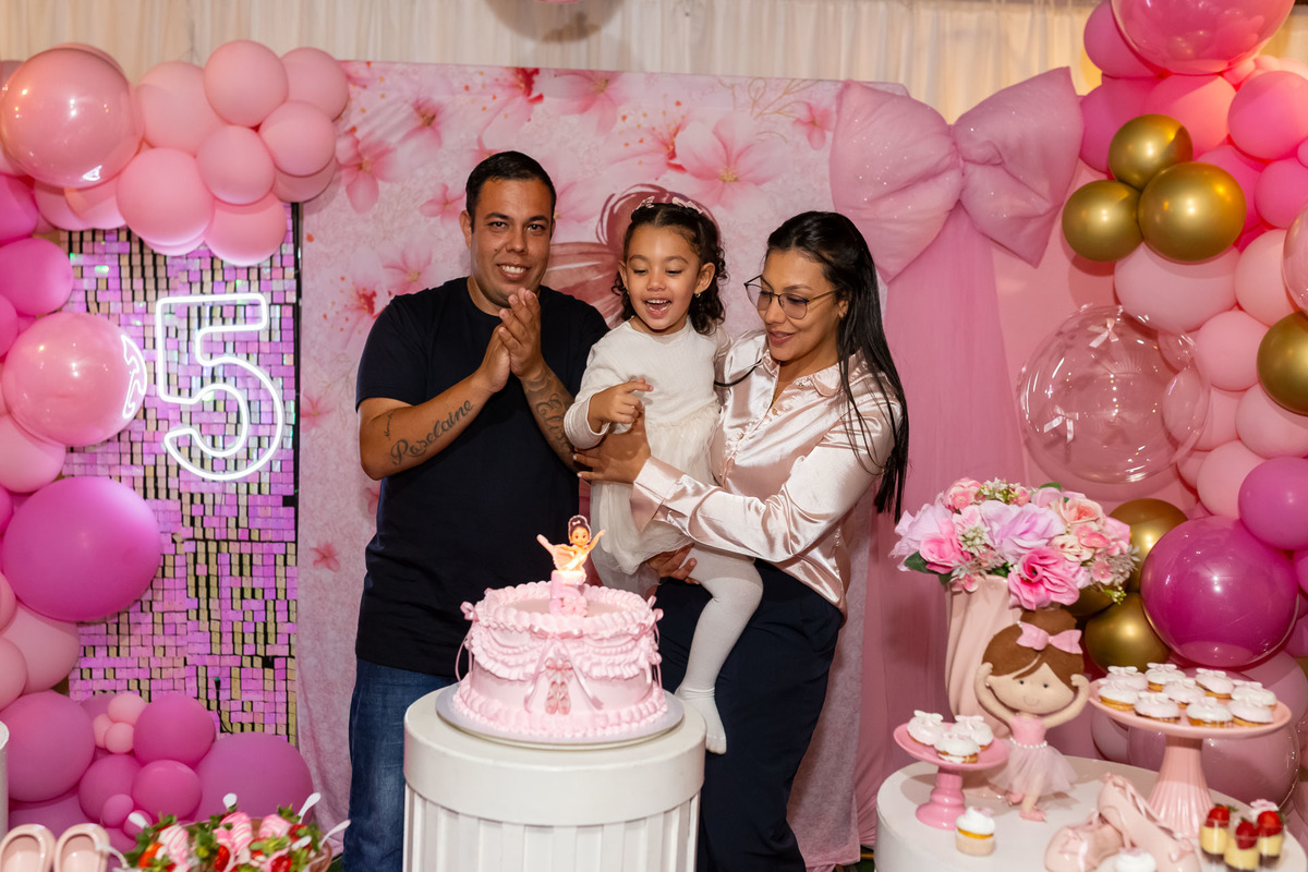 Aniversariante Beatriz vestida de bailarina comemorando seu aniversário de 5 anos no Buffet Magnific em Caraguatatuba registrado pela On Click Fotografia