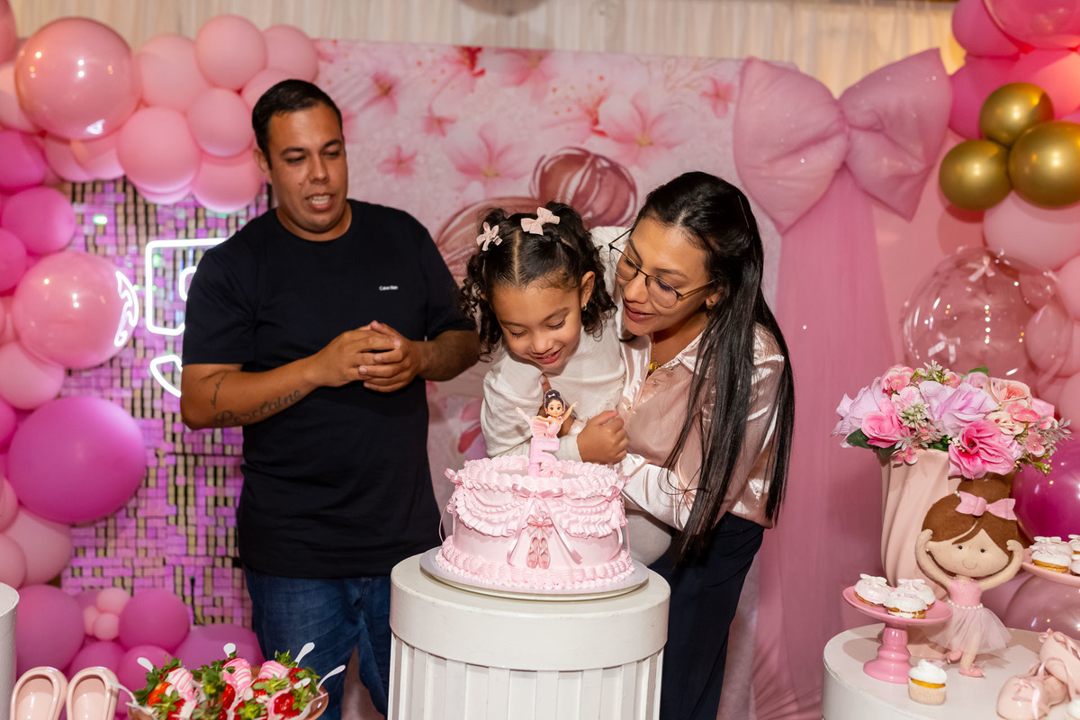 Aniversariante Beatriz vestida de bailarina comemorando seu aniversário de 5 anos no Buffet Magnific em Caraguatatuba registrado pela On Click Fotografia